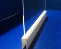 Barreira de proteção com canaleta para mesas com divisoria ja existente Barreira de proteção com canaleta para mesas com divisoria ja existente
